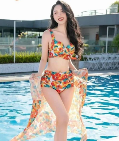 Phụ nữ mặc áo tắm họa tiết hoa