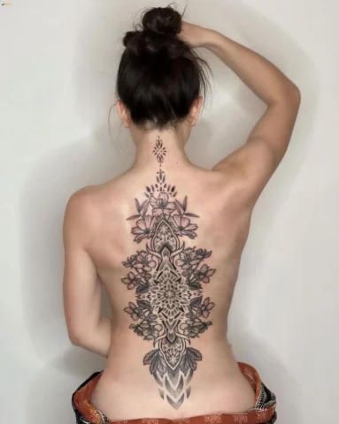 Xăm Full Lưng Nữ 2026: Xu Hướng, Ý Nghĩa & Lưu Ý Quá trình xăm full lưng nữ tỉ mỉ