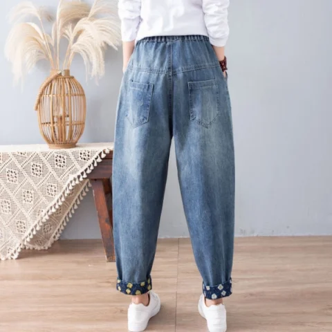 Quần baggy jean nữ với chi tiết nhún và thêu hoa