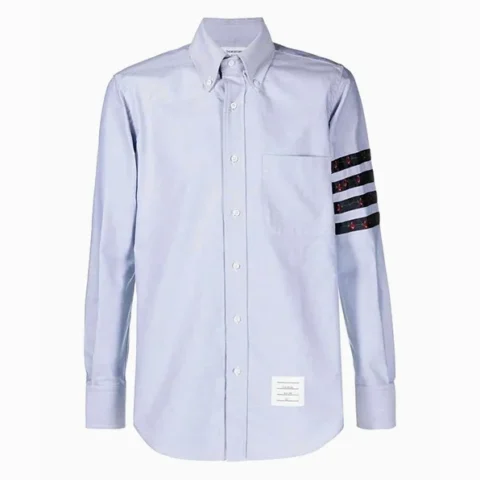 Sơ mi Thom Browne màu xanh nhạt với chi tiết sọc