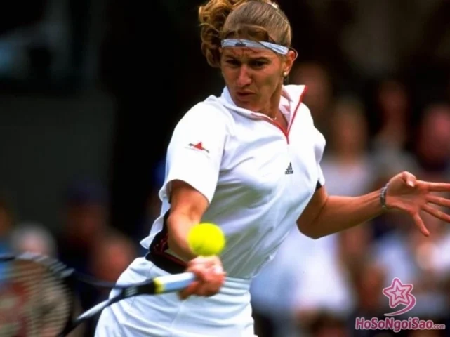 Steffi Graf với chiếc cúp