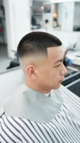Tạo kiểu tóc đầu đinh tròn vuốt sang bên
