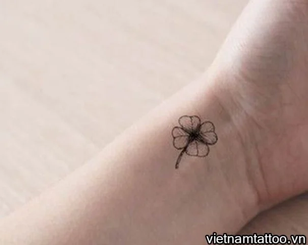 Hình Xăm Cỏ 4 Lá Mini: Ý Nghĩa, Mẫu Đẹp & Xu Hướng 2026 Tattoo cỏ 4 lá mini sắc nét