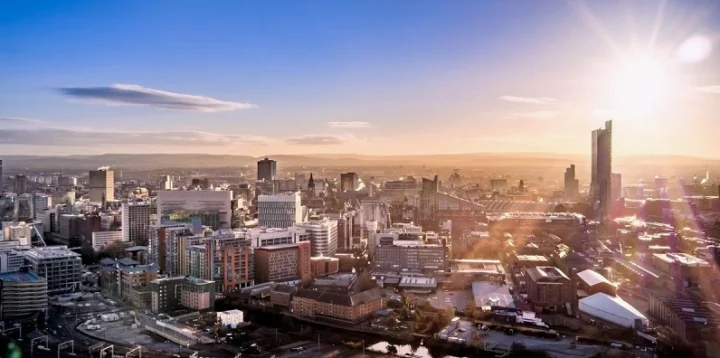 Man City là nước nào? Giải mã nguồn gốc Manchester City FC Thành phố Manchester về đêm