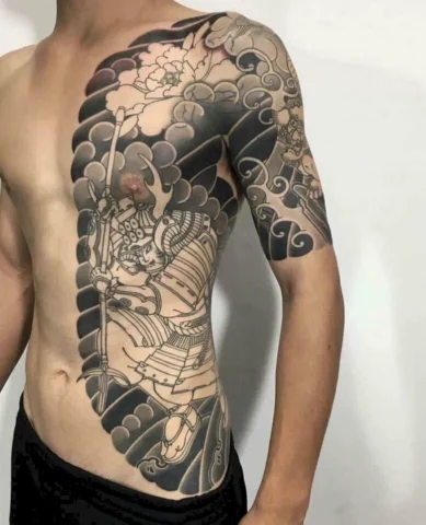 Nhật Cổ Nửa Bụng: Xu Hướng Tattoo Độc Đáo 2026 Thiết kế xăm nhật cổ nửa bụng theo phong cách trắng đen