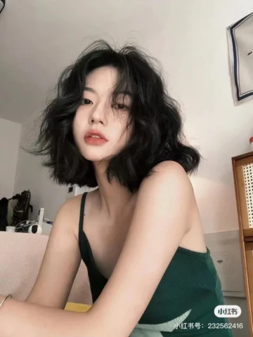 Uốn Tóc Ngắn 2026: Xu Hướng & Bí Quyết Cho Bạn Gái Sành Điệu Tóc lob uốn gợn sóng nhẹ nhàng và nữ tính