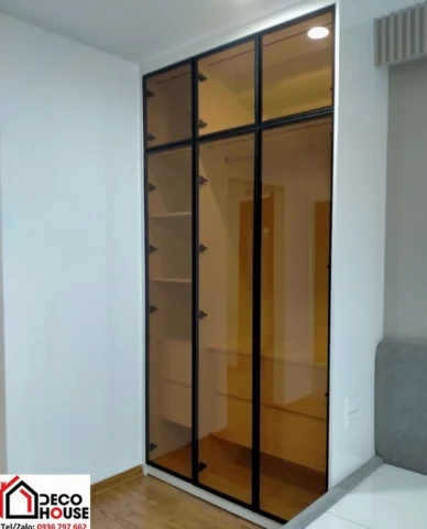 Vách ngăn kính màu trà đậm trong không gian bếp