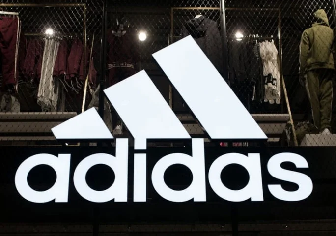 Vận động viên sử dụng giày Adidas trên sân thi đấu