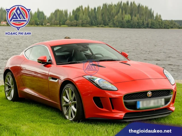 Xe Jaguar của nước nào? Lịch sử và hiện tại Xe Jaguar đang di chuyển trên đường cao tốc