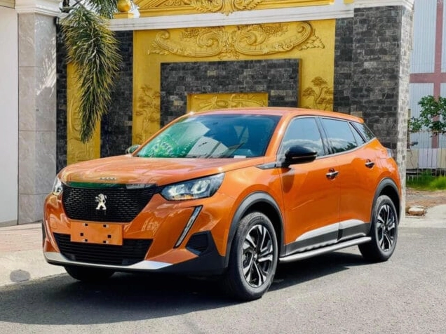 Xe Peugeot di chuyển trên đường phố Pháp