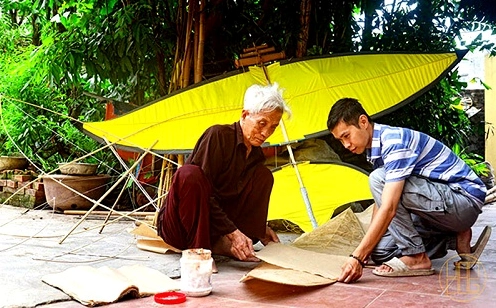 ai-la-nguoi-che-tao-ra-dieu-sao-he-lo-lich-su-va-bi-an_335