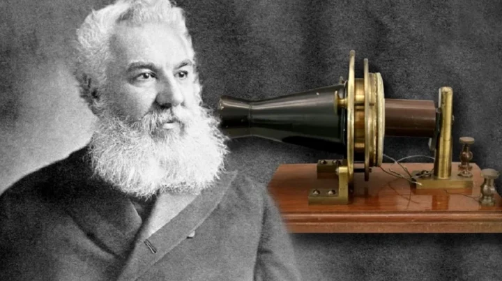 Alexander Graham Bell bên cạnh phát minh điện thoại