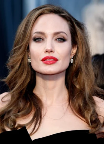 Khám phá Các Tập Phim Có Angelina Jolie: Từ Ngôi Sao Hành Động Đến Biểu Tượng Nhân Đạo Angelina Jolie trong vai Maleficent