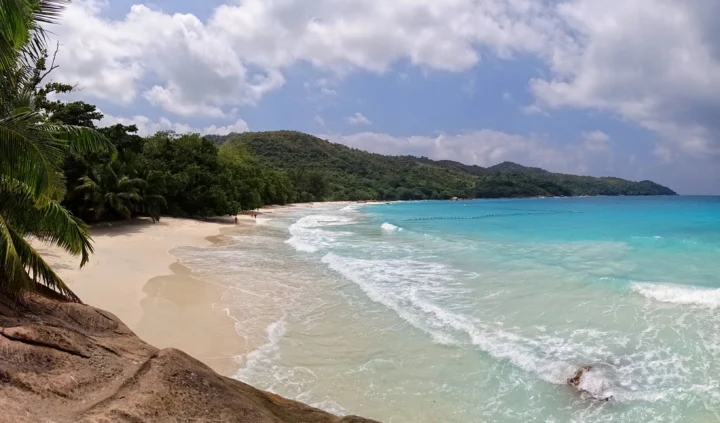 Anse Lazio: Thiên Đường Biển Đảo Praslin 2026 Bãi biển Anse Lazio với những tảng đá lớn và cây xanh bao quanh