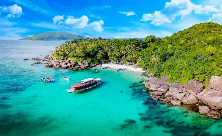 Bãi biển đẹp với cát trắng và nước xanh trong