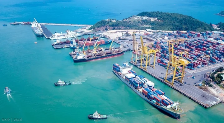 Nước ta có điều kiện thuận lợi để phát triển giao thông vận tải đường biển chủ yếu do? Bản đồ Việt Nam với đường bờ biển dài và vị trí chiến lược
