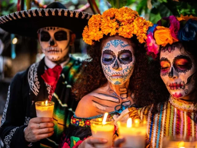 Bàn thờ tưởng niệm trong lễ Día de Muertos