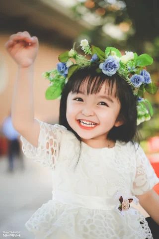 Bé gái dễ thương như thiên thần