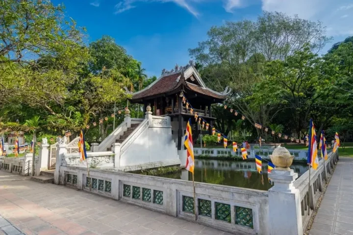 Cận cảnh đài sen và lầu son trên đỉnh cột đá