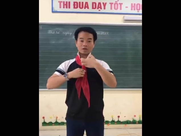 Cận cảnh các kiểu thắt khăn đỏ khác nhau
