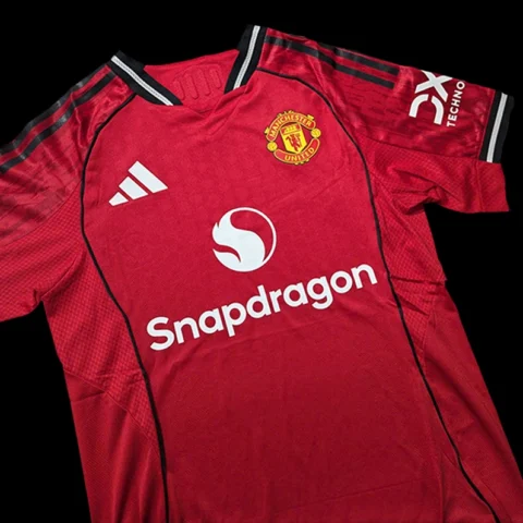 Cận cảnh chi tiết thiết kế áo Manchester United