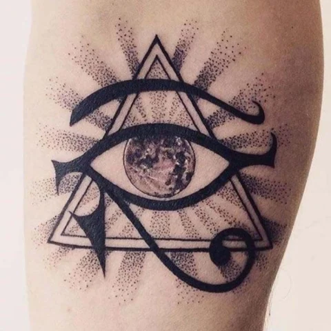 Cận cảnh hình xăm con mắt thần Horus chi tiết