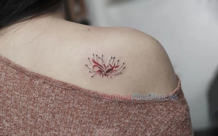 Khám Phá Vẻ Đẹp Tinh Tế Với Hình Xăm Sau Vai Độc Đáo Cận cảnh hình xăm hoa văn tinh xảo sau vai