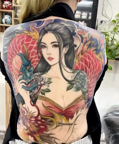 Cận cảnh hình xăm rồng trên lưng nữ