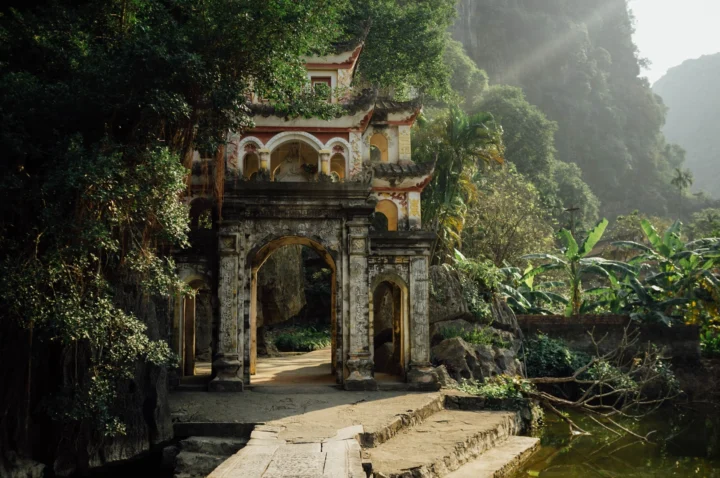 Bích Động: Khám phá vẻ đẹp kỳ vĩ và lịch sử ngàn năm ở Ninh Bình Cận cảnh kiến trúc cổ kính tại Bích Động