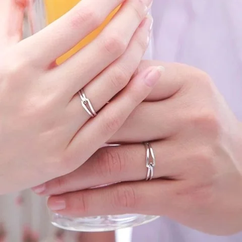 Cận cảnh một chiếc nhẫn kim cương lấp lánh trên ngón áp út