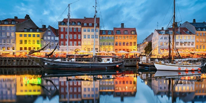 Cận cảnh một con kênh ở Copenhagen với những ngôi nhà đầy màu sắc