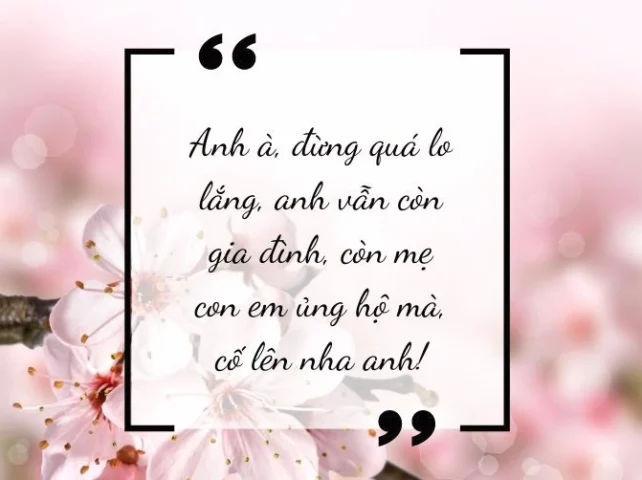 Cận cảnh một người đang nhắn tin yêu thương trên điện thoại