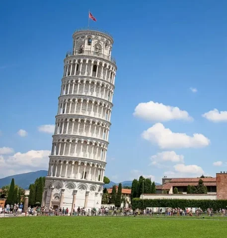 Tháp Nghiêng Pisa Ở Đâu: Khám Phá Công Trình Kiến Trúc Độc Đáo Cận cảnh sự nghiêng của Tháp Pisa