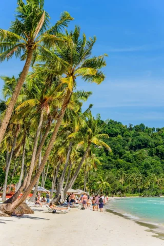 Cảnh biển Nha Trang với những bãi cát và làn nước trong xanh