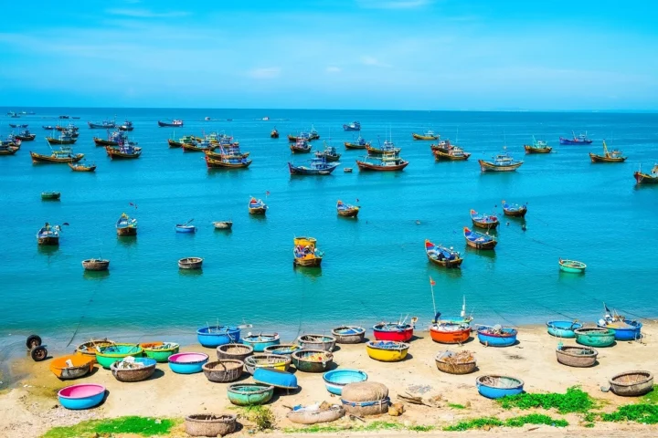 Cảnh biển Nhật Lệ với cát vàng và nước biển xanh