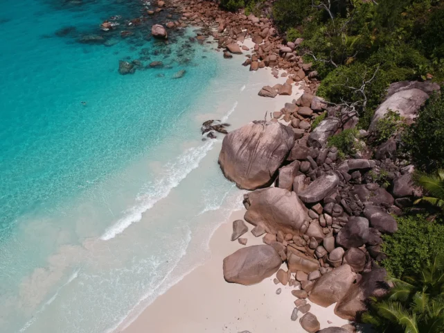 Anse Lazio: Thiên Đường Biển Đảo Praslin 2026 Cảnh hoàng hôn tuyệt đẹp trên bãi biển Anse Lazio