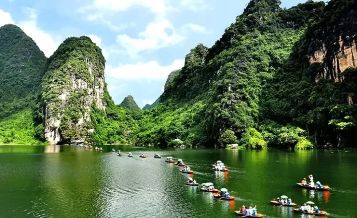Tour Du Lịch Ninh Bình 2026: Khám Phá Vẻ Đẹp Non Nước Hữu Tình Cảnh quan sông nước Ninh Bình
