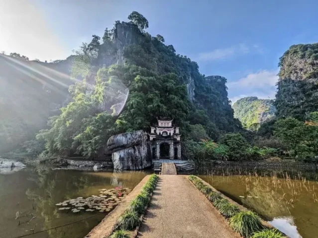 Tam Cốc Ninh Bình: Khám Phá Vẻ Đẹp "Vịnh Hạ Long Trên Cạn" 2026 Cảnh quan Tam Cốc Ninh Bình với núi đá vôi và sông nước