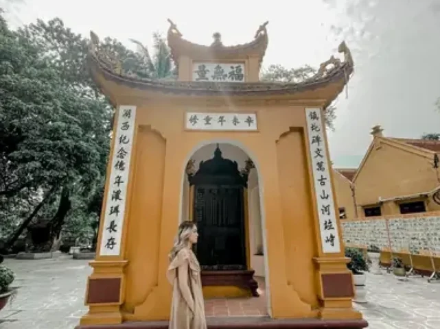 Cảnh quan thanh tịnh bên trong Chùa Trấn Quốc