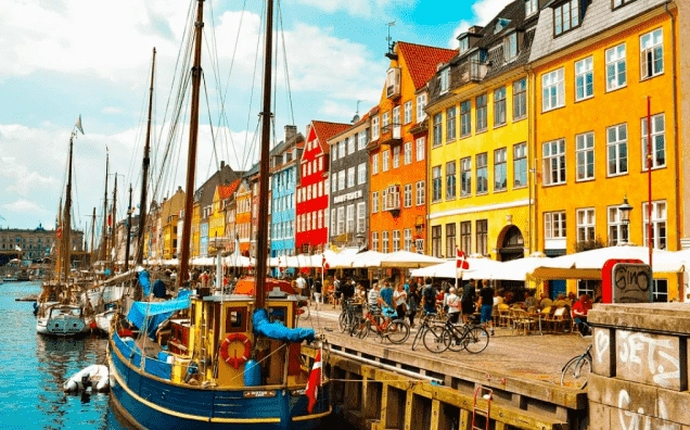 Cảnh quan đường phố Copenhagen với xe đạp và kiến trúc đặc trưng