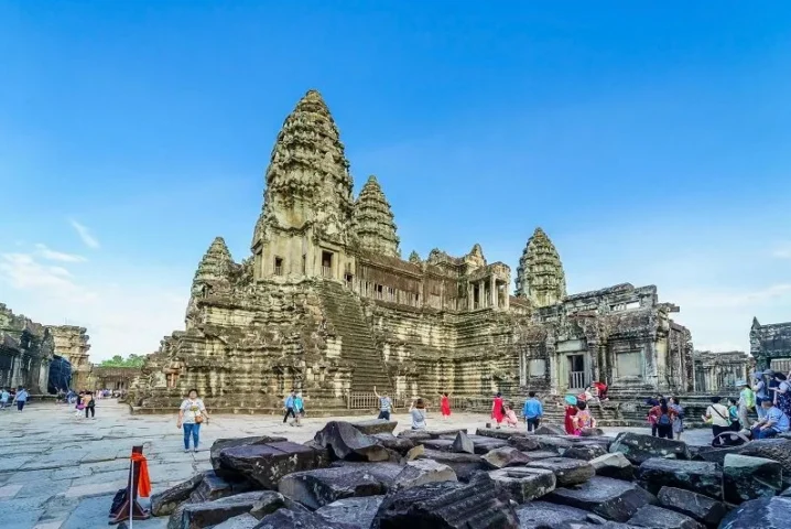 Câu đố kiến thức: Vua nào xây dựng đền Angkor Wat? Cảnh quan xung quanh đền Angkor Wat