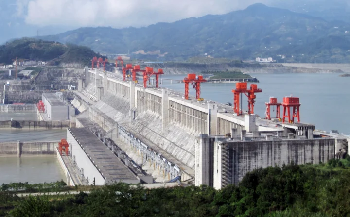 Đập Tam Hiệp Trung Quốc: Sự Thật Đằng Sau Siêu Dự Án Thế Kỷ Cảnh tàu thuyền di chuyển qua âu thuyền của Đập Tam Hiệp