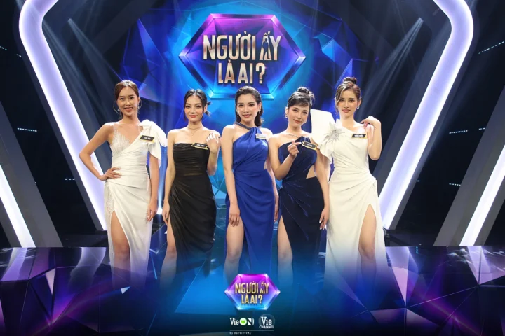 Người Ấy Là Ai: Những Cặp Đôi Thành Công Nổi Bật 2026 Cặp đôi hạnh phúc trên bãi biển