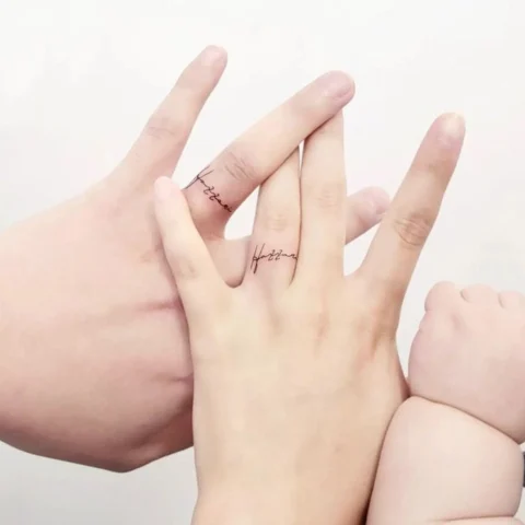 Cặp đôi với hình xăm nhẫn đôi trên ngón áp út