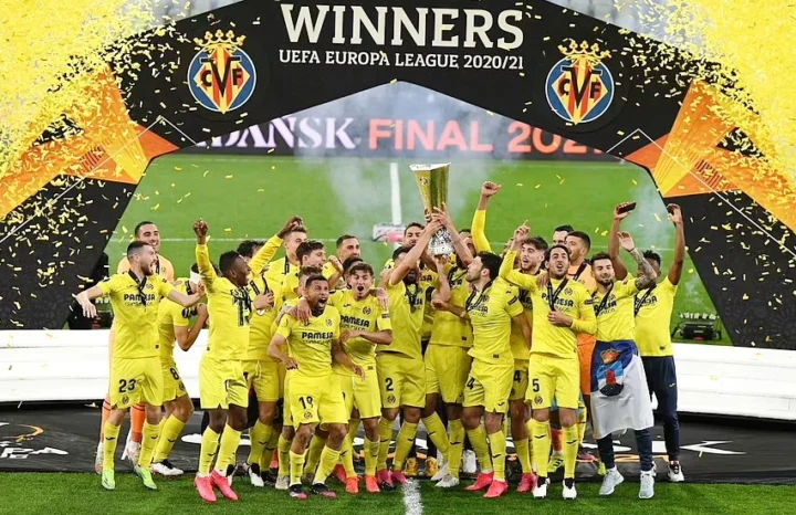 Đối tác thương hiệu Villarreal CF vô địch Europa League năm nào? Cầu thủ Villarreal nâng cao chiếc cúp Europa League