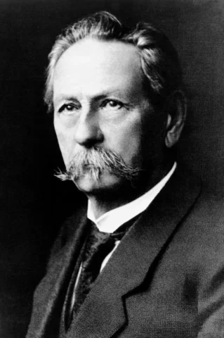 Ai Là Người Phát Minh Ra Ô Tô? Hành Trình Vĩ Đại Của Karl Benz Chân dung Karl Benz bên cạnh chiếc xe của mình