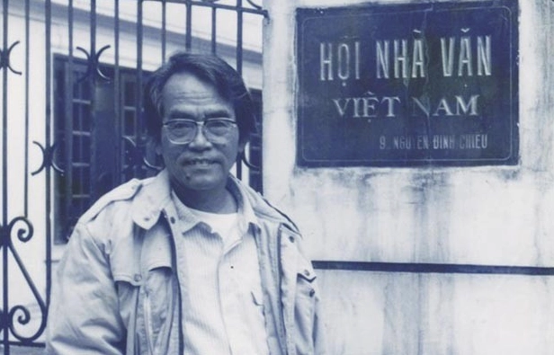 Chuyện Cơm Hến Là Sáng Tác Của Ai? Hé Lộ Tác Giả Bất Ngờ Chân dung nhà văn Hoàng Phủ Ngọc Tường, người gắn liền với văn hóa Huế