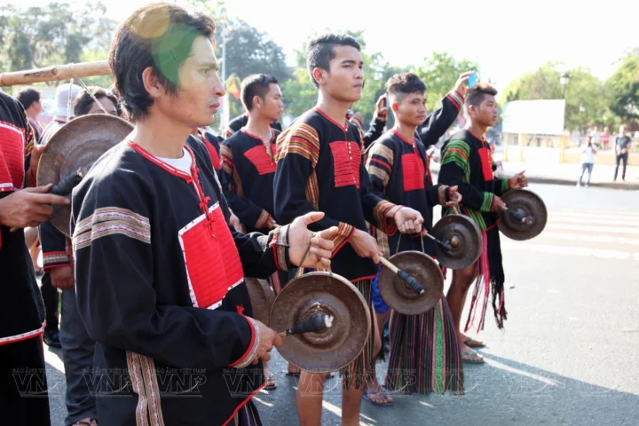 Trang Phục Người Ê Đê: Nét Đẹp Văn Hóa Độc Đáo Tây Nguyên Chi tiết hoa văn thổ cẩm trên trang phục Ê Đê