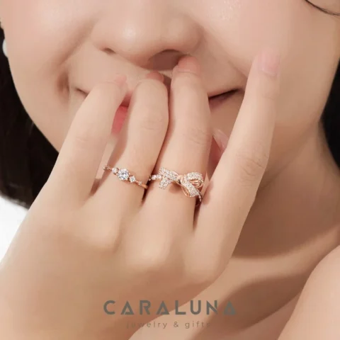 Cô gái đeo nhẫn ở ngón giữa tay trái