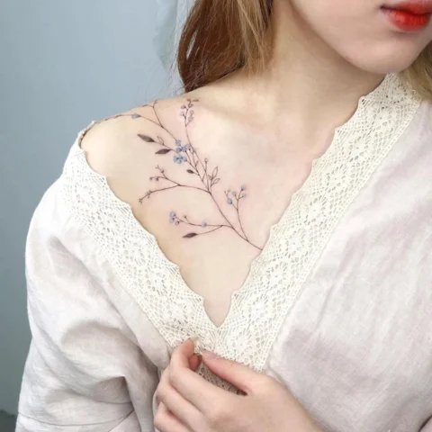 Cô gái với hình xăm hoa ở cánh tay